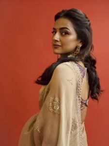 Shraddha Srinath Elegant in Beige Saree (1)