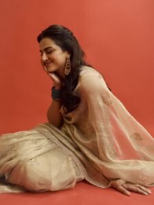 Shraddha Srinath Elegant in Beige Saree (2)