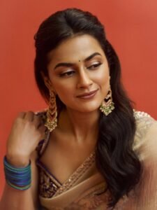 Shraddha Srinath Elegant in Beige Saree (7)