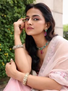 Shraddha Srinath Elegant in Light Pink Floral Saree Photos (1)