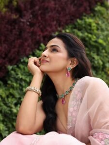 Shraddha Srinath Elegant in Light Pink Floral Saree Photos (4)
