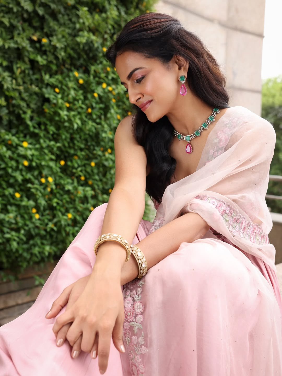 Shraddha Srinath Elegant in Light Pink Floral Saree Photos (6)