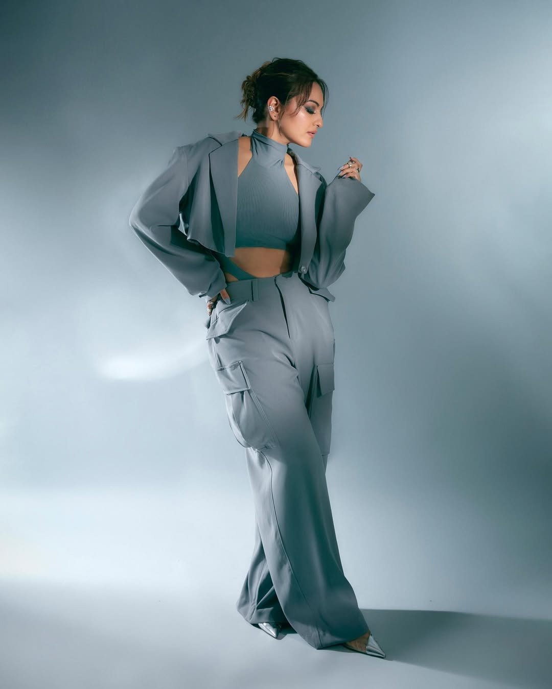 Sonakshi Sinha Chic in Grey Power Suit with Statement Rings (10)