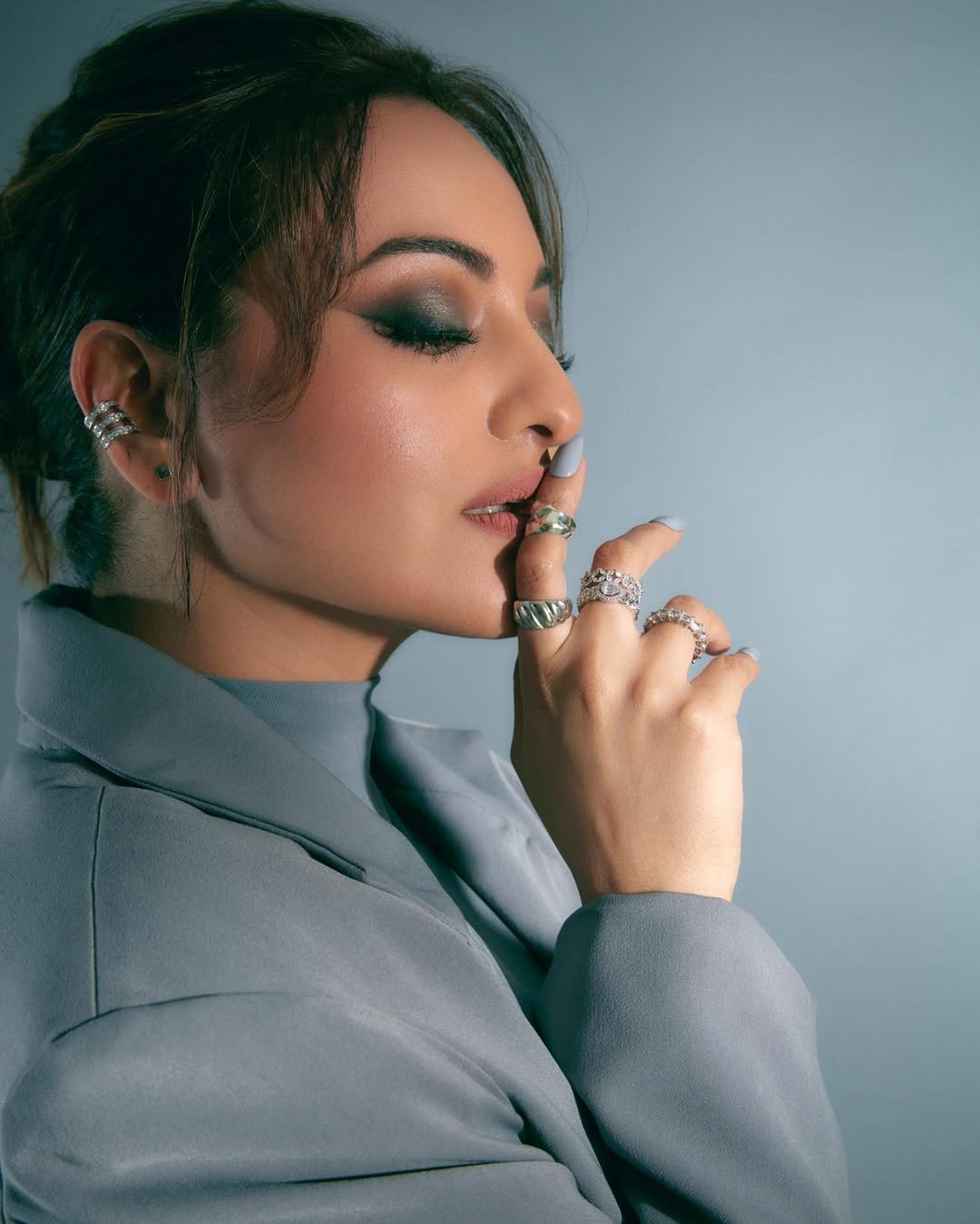 Sonakshi Sinha Chic in Grey Power Suit with Statement Rings (3)