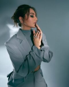 Sonakshi Sinha Chic in Grey Power Suit with Statement Rings (7)