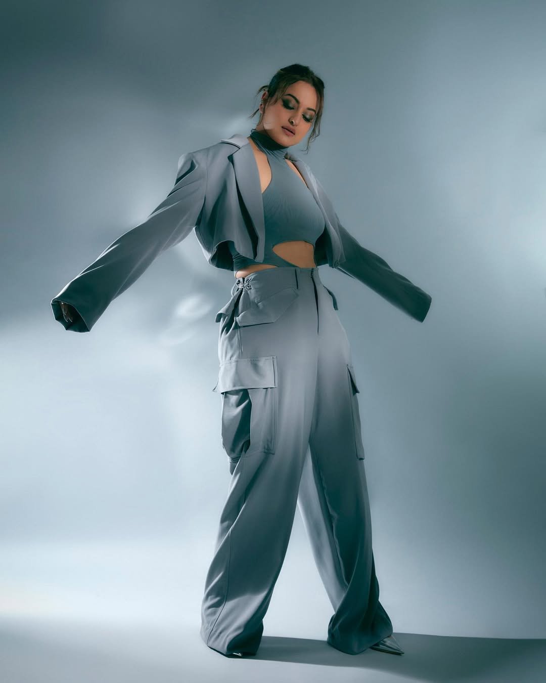 Sonakshi Sinha Chic in Grey Power Suit with Statement Rings (8)