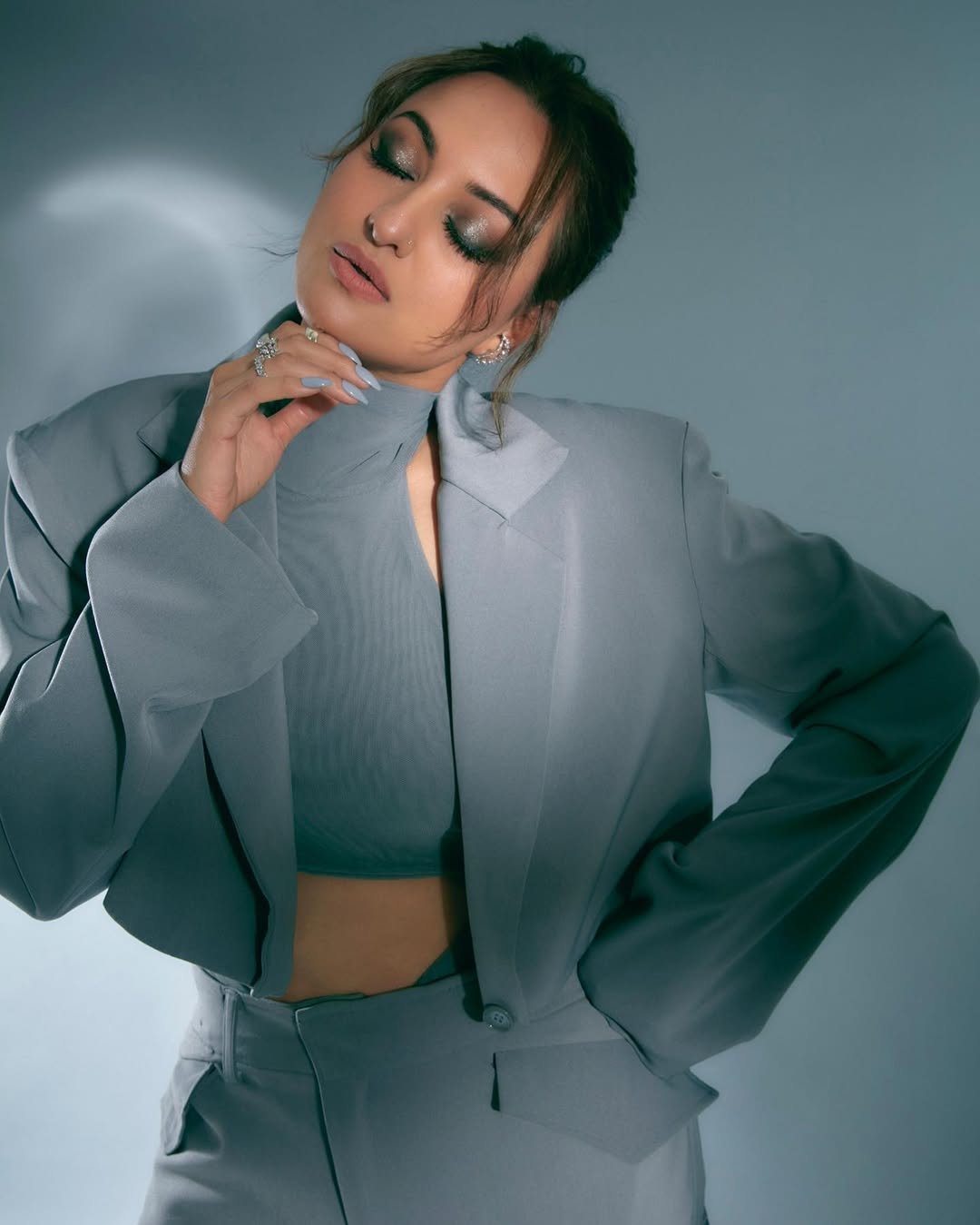 Sonakshi Sinha Chic in Grey Power Suit with Statement Rings (9)
