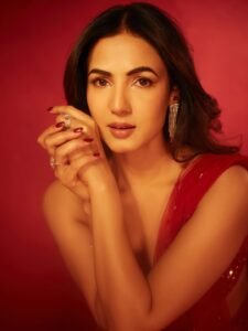 Sonal Chauhan Mesmerizes in Red Sequin Saree Photos (15)