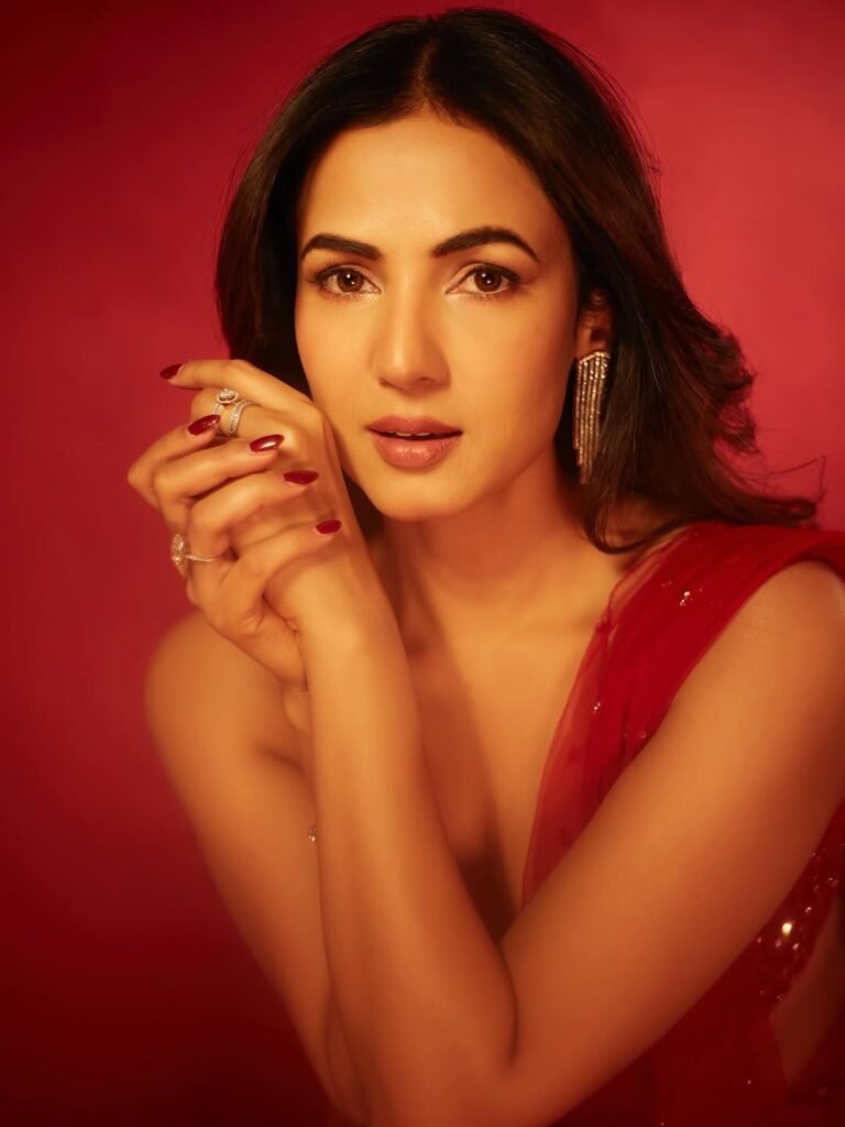 Sonal Chauhan Mesmerizes in Red Sequin Saree Photos (15)