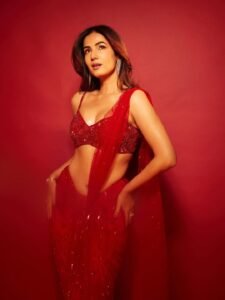 Sonal Chauhan Mesmerizes in Red Sequin Saree Photos (4)