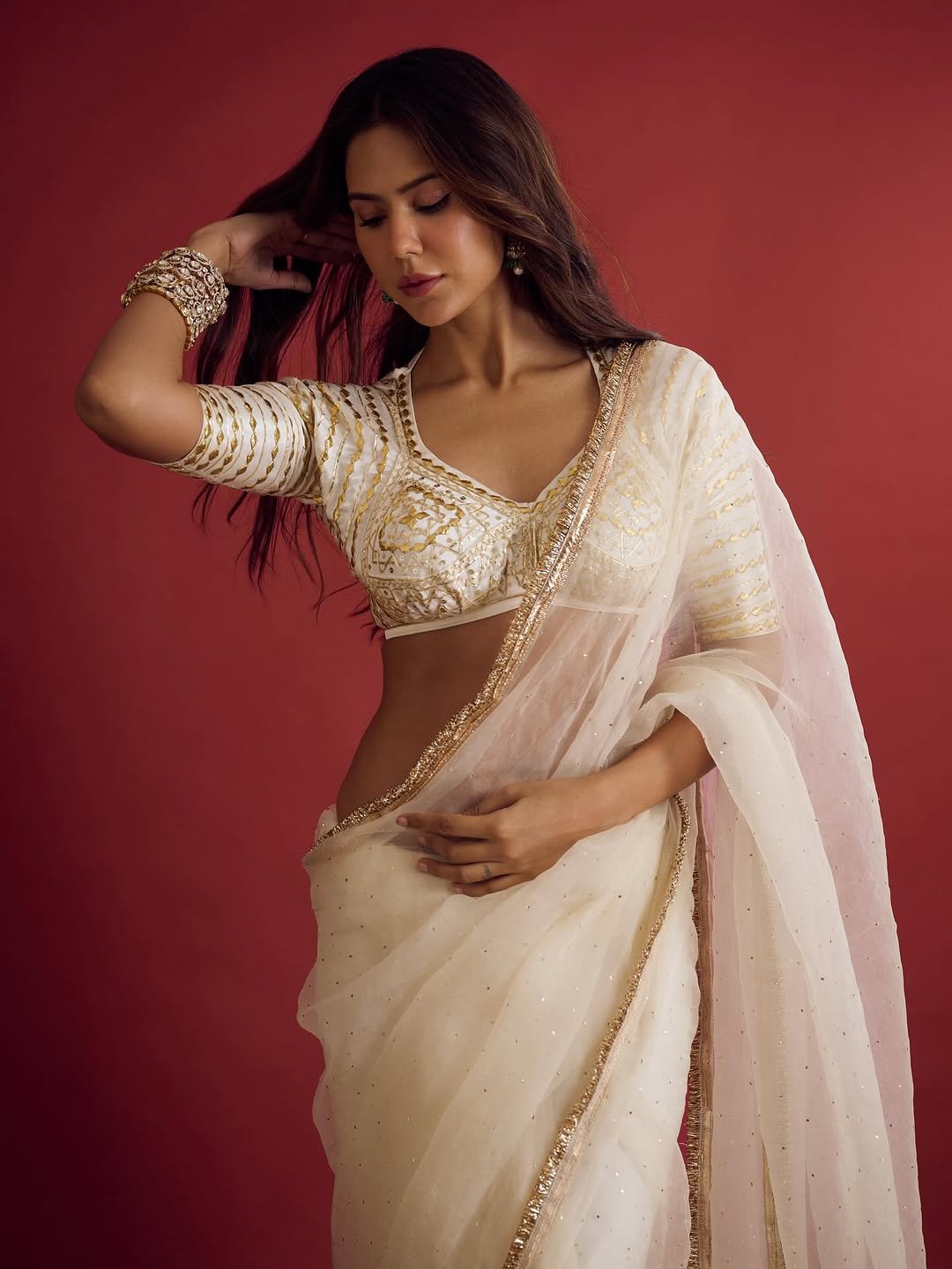 Sonam Bajwa Elegant in Off-White Saree with Gold Details (2)