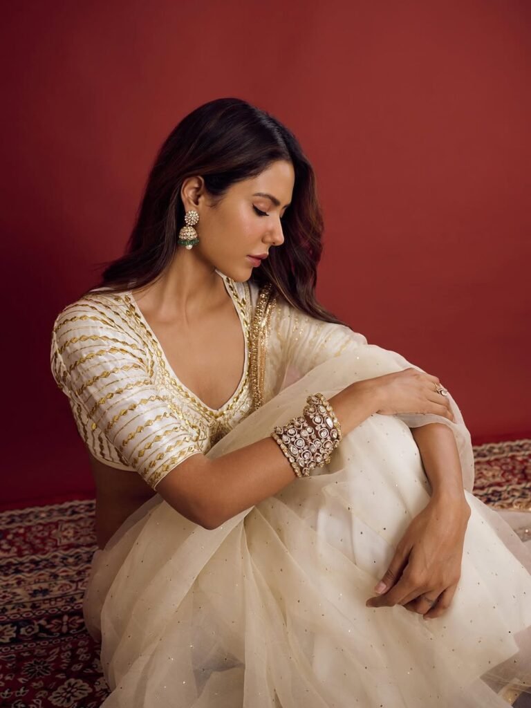 Sonam Bajwa Elegant in Off-White Saree with Gold Details (4)