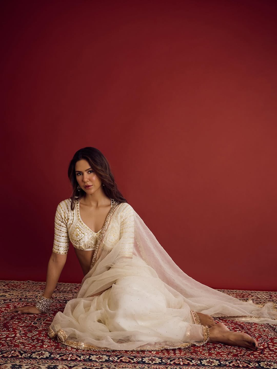 Sonam Bajwa Elegant in Off-White Saree with Gold Details (5)