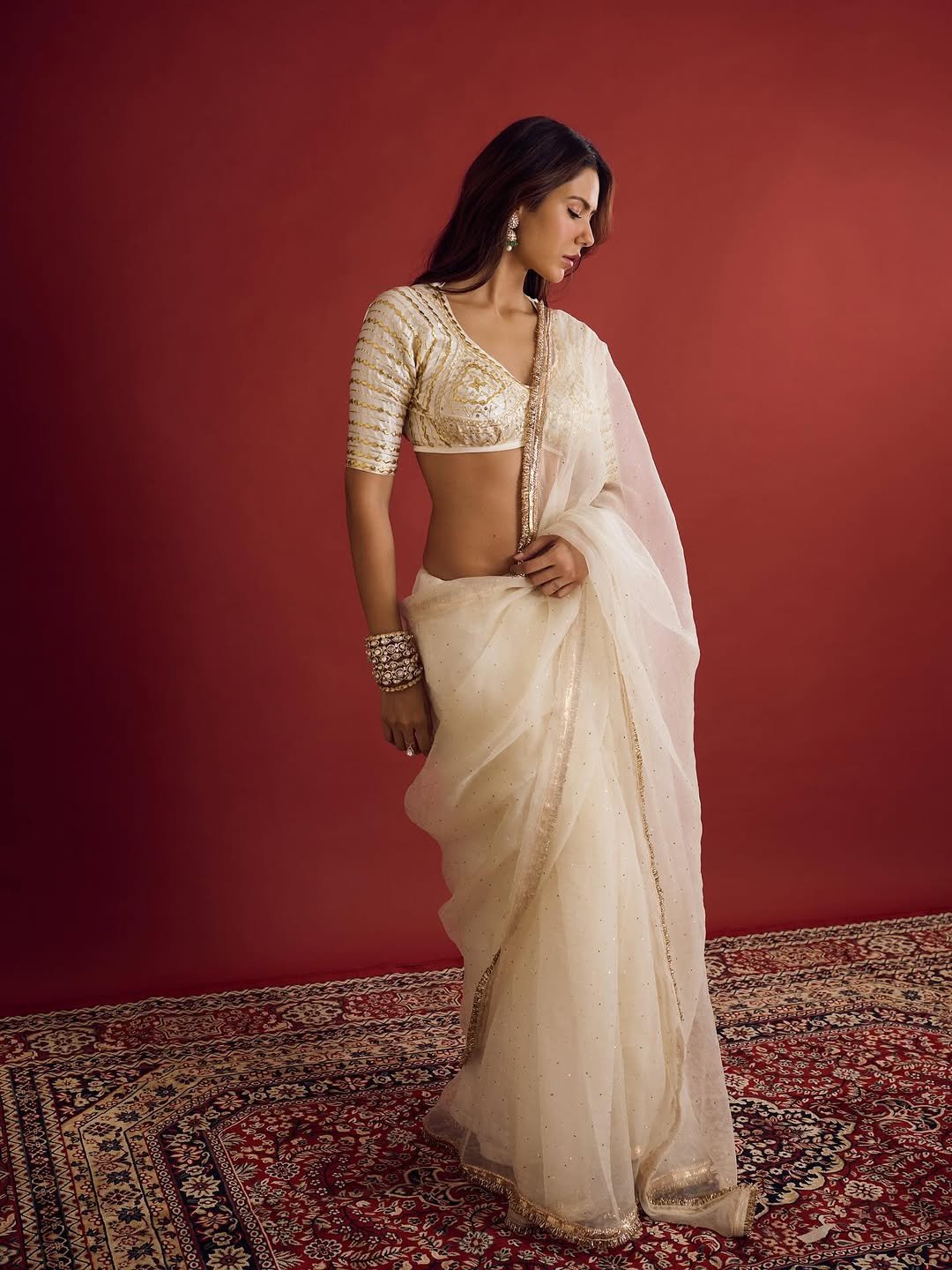 Sonam Bajwa Elegant in Off-White Saree with Gold Details (6)