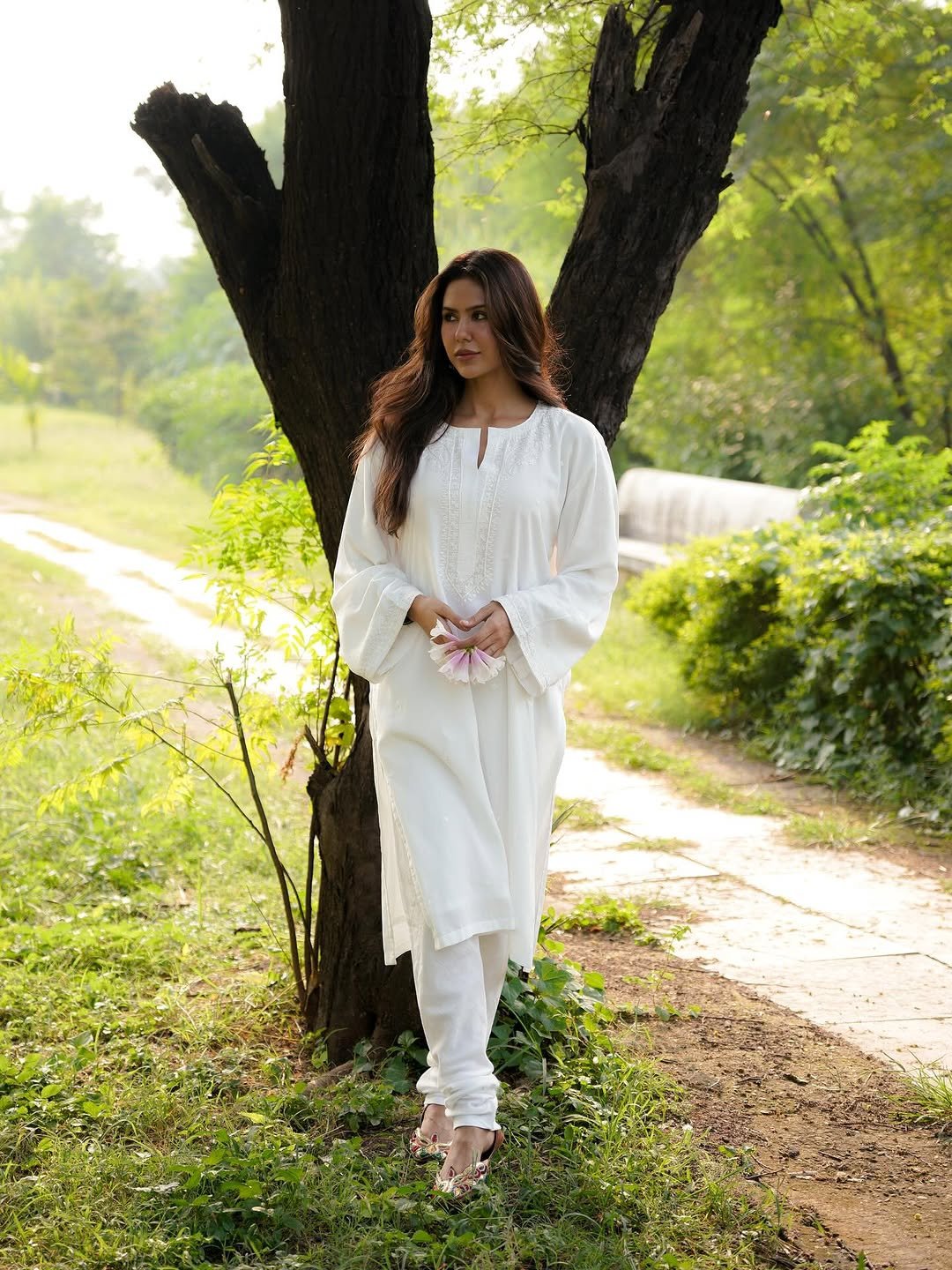 Sonam Bajwa Graceful in White Kurta with Silver Bangles (10)