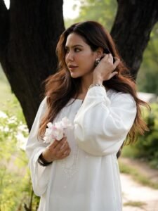 Sonam Bajwa Graceful in White Kurta with Silver Bangles (11)