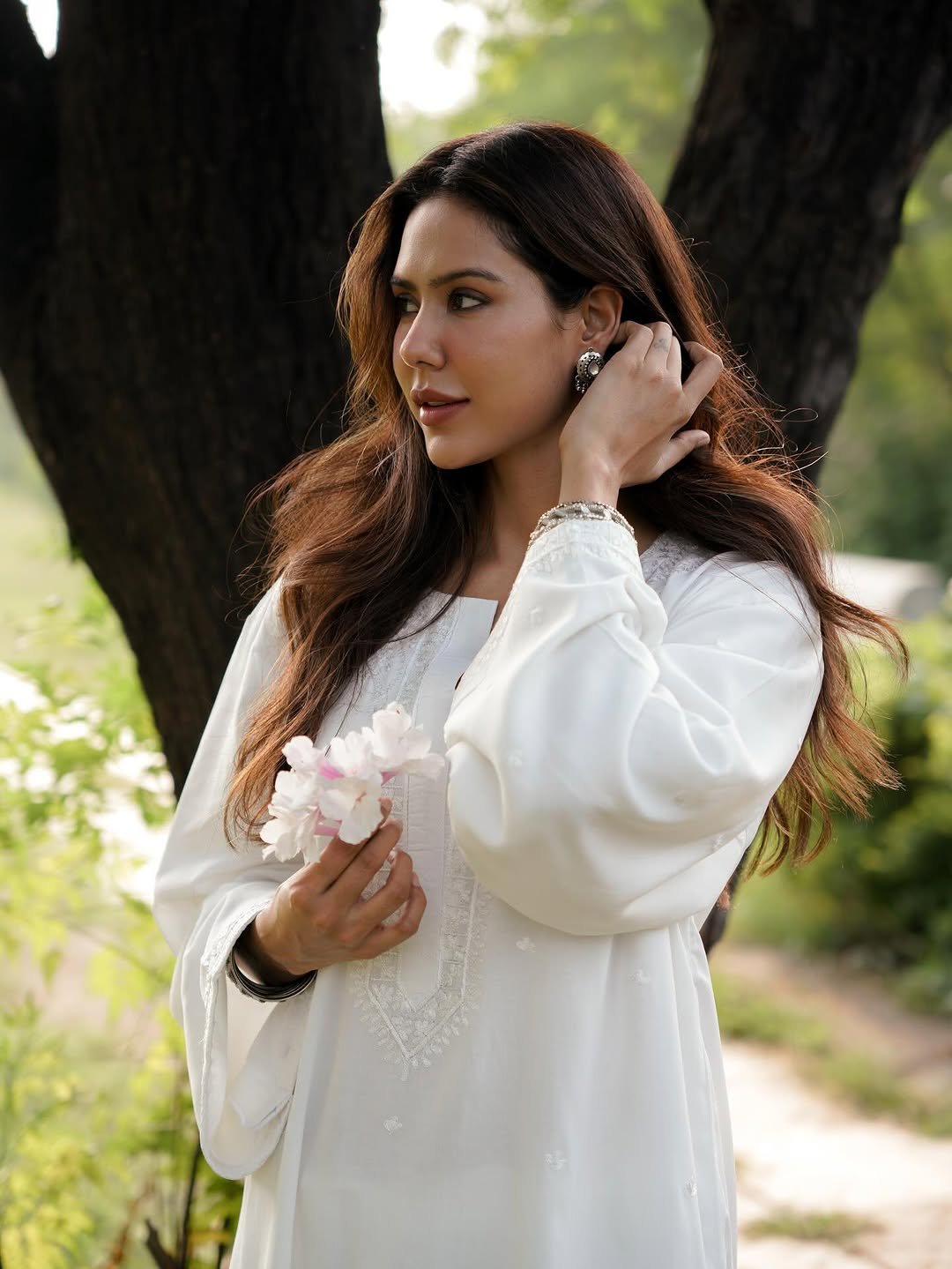 Sonam Bajwa Graceful in White Kurta with Silver Bangles (11)