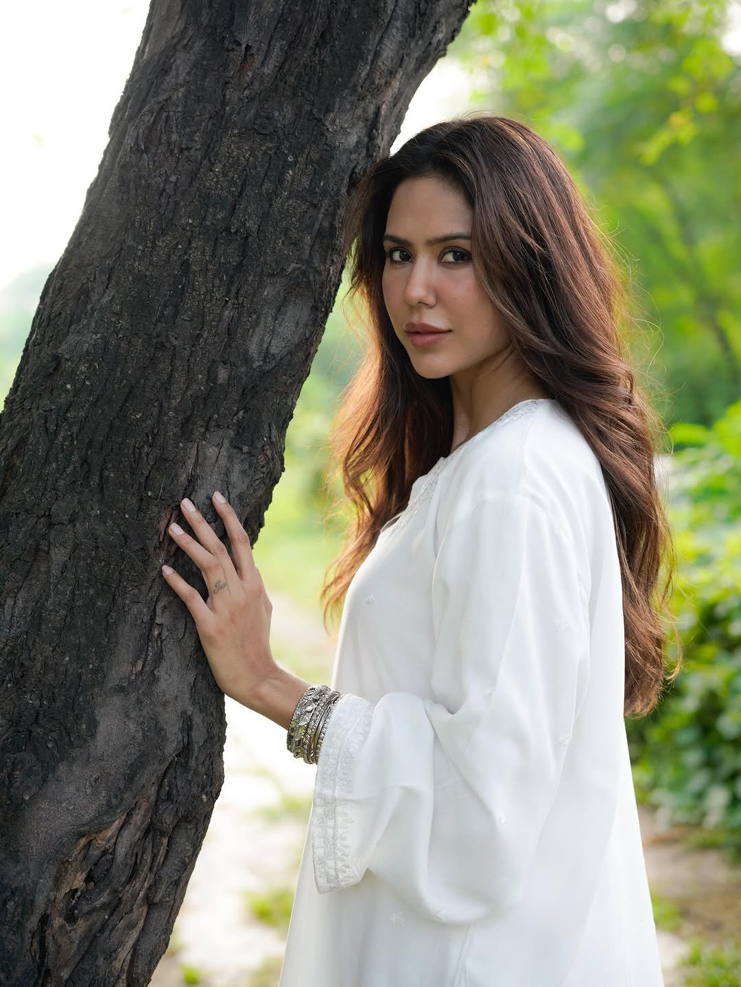 Sonam Bajwa Graceful in White Kurta with Silver Bangles (2)