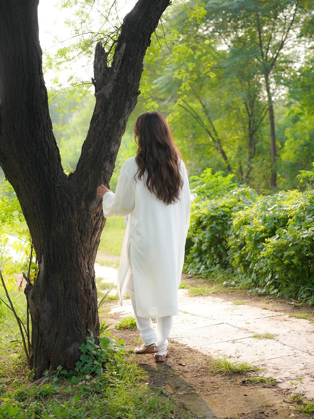 Sonam Bajwa Graceful in White Kurta with Silver Bangles (4)
