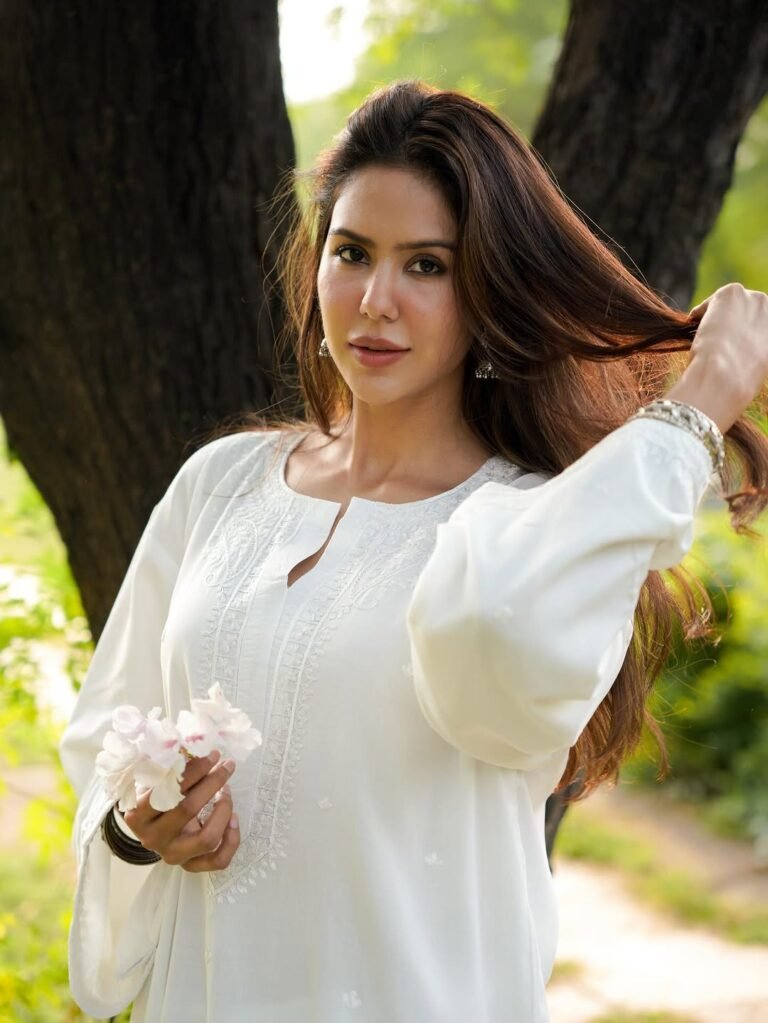 Sonam Bajwa Graceful in White Kurta with Silver Bangles (5)