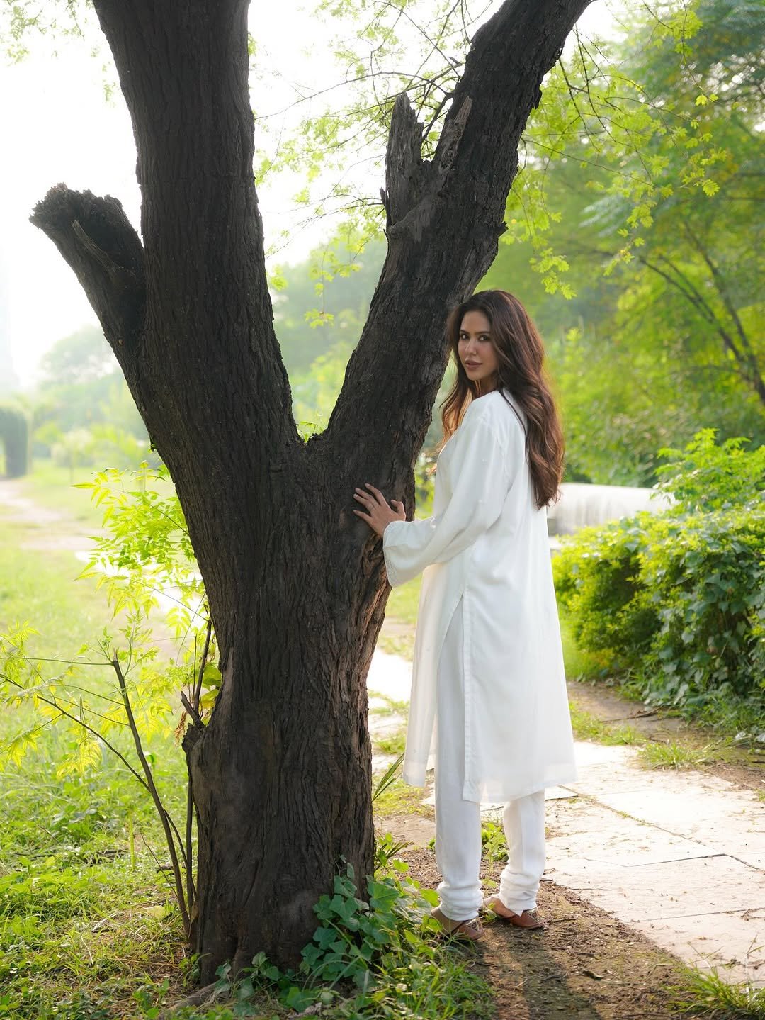 Sonam Bajwa Graceful in White Kurta with Silver Bangles (6)