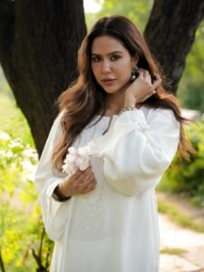 Sonam Bajwa Graceful in White Kurta with Silver Bangles (7)