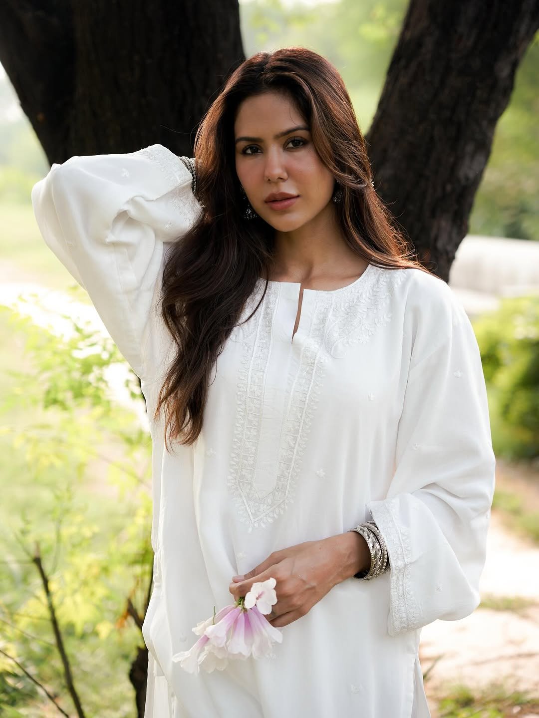 Sonam Bajwa Graceful in White Kurta with Silver Bangles (9)