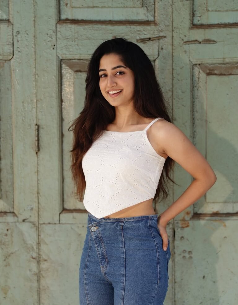 Sushmita Shetty Trendy in White Crop Top and Jeans (1)