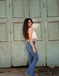 Sushmita Shetty Trendy in White Crop Top and Jeans (10)