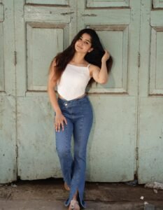 Sushmita Shetty Trendy in White Crop Top and Jeans (11)