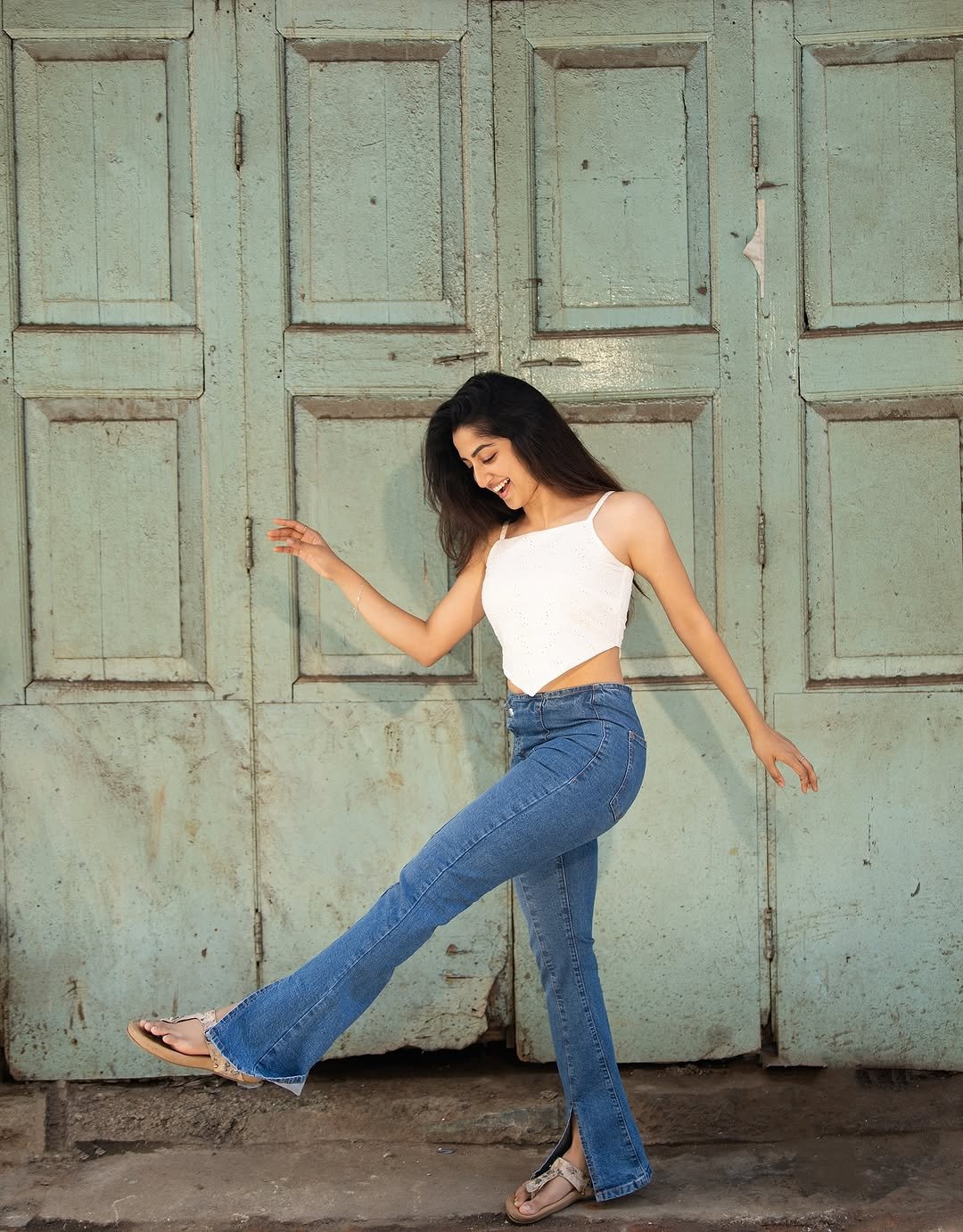 Sushmita Shetty Trendy in White Crop Top and Jeans (3)
