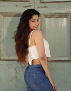 Sushmita Shetty Trendy in White Crop Top and Jeans (4)