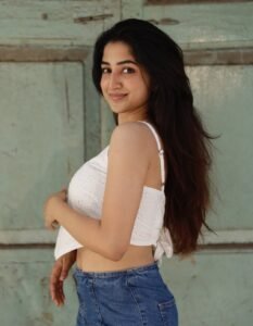 Sushmita Shetty Trendy in White Crop Top and Jeans (5)