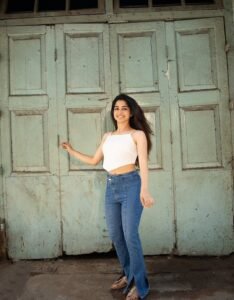 Sushmita Shetty Trendy in White Crop Top and Jeans (6)