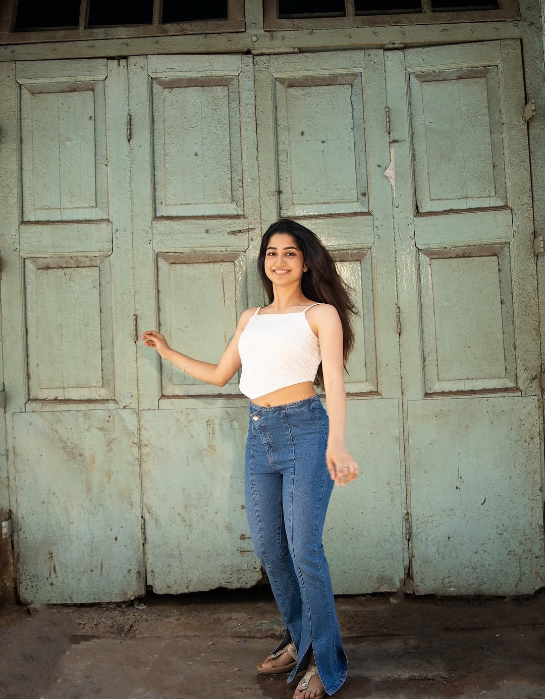 Sushmita Shetty Trendy in White Crop Top and Jeans (6)