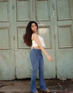 Sushmita Shetty Trendy in White Crop Top and Jeans (7)
