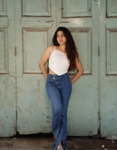 Sushmita Shetty Trendy in White Crop Top and Jeans (8)