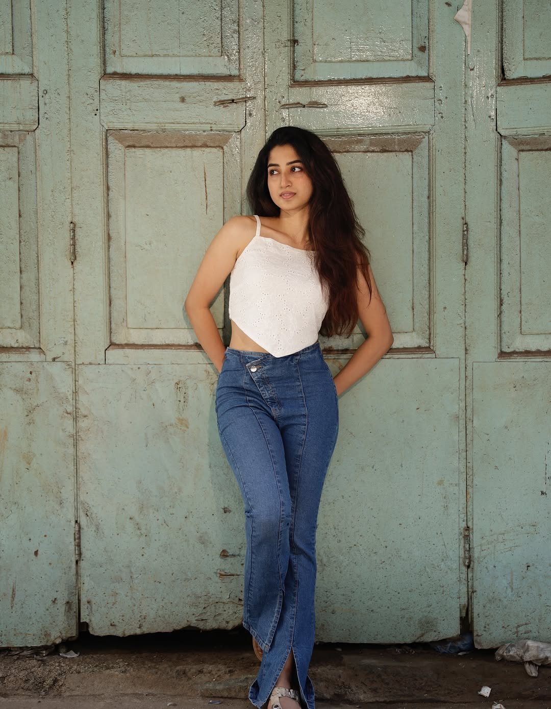 Sushmita Shetty Trendy in White Crop Top and Jeans (8)