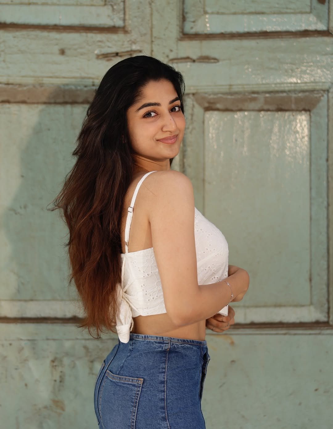 Sushmita Shetty Trendy in White Crop Top and Jeans (9)