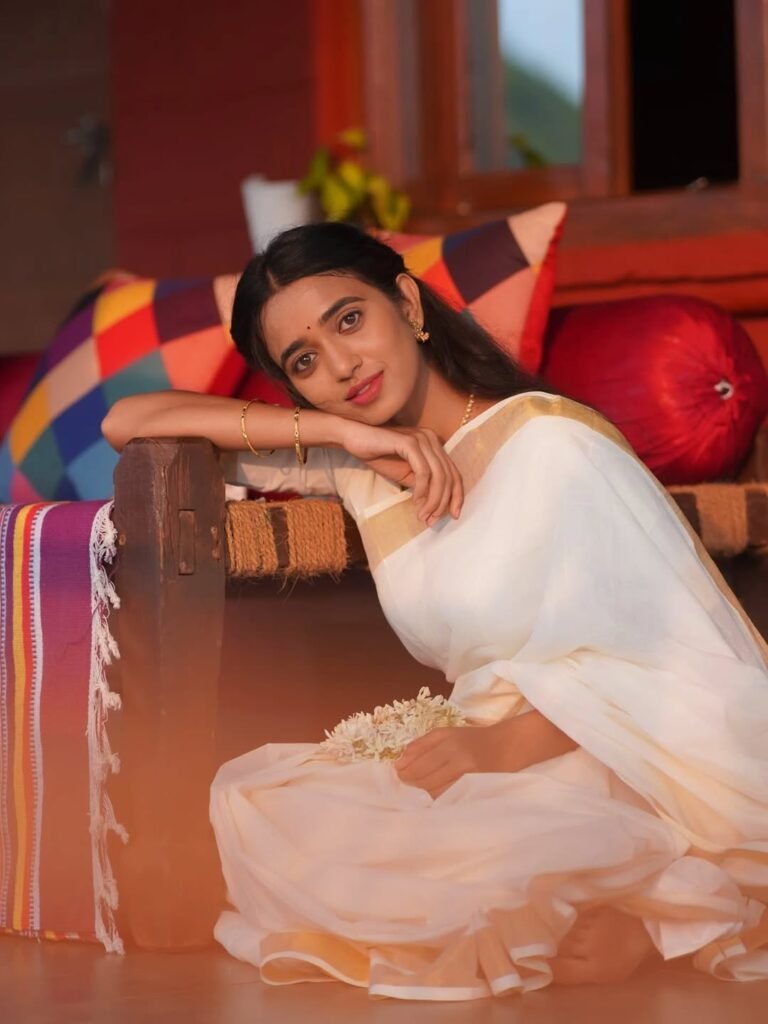 Trupti Ravindra Kerala Saree Traditional Elegance (3)