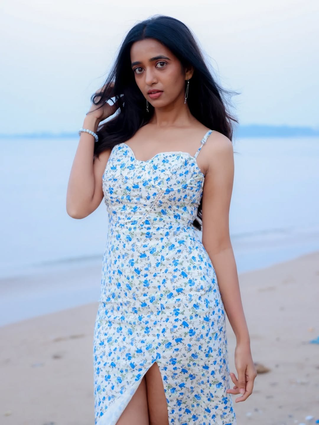 Trupti Ravindra Stunning Beach Photos in Floral Slit Dress (2)