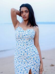 Trupti Ravindra Stunning Beach Photos in Floral Slit Dress (4)