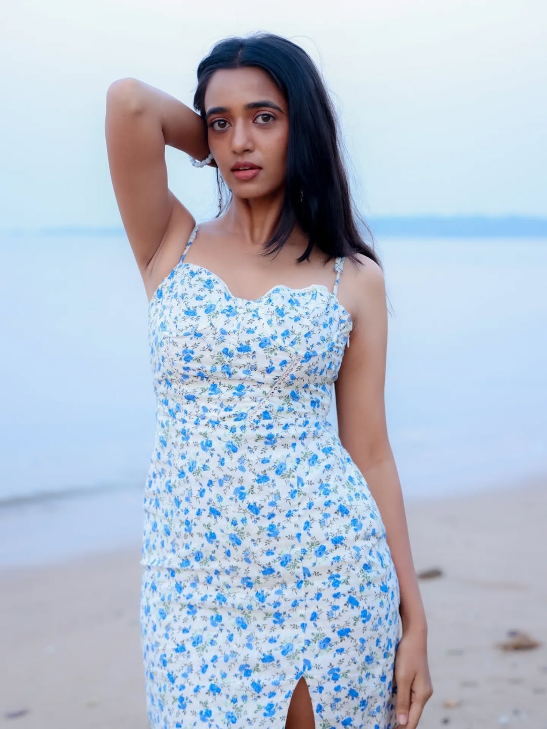 Trupti Ravindra Stunning Beach Photos in Floral Slit Dress (4)