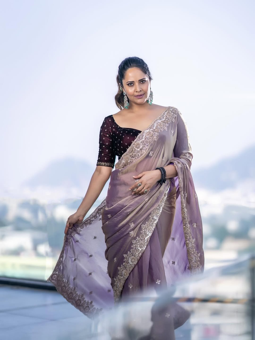 Anasuya Bharadwaj Brings Timeless Beauty in Traditional Attire (11)