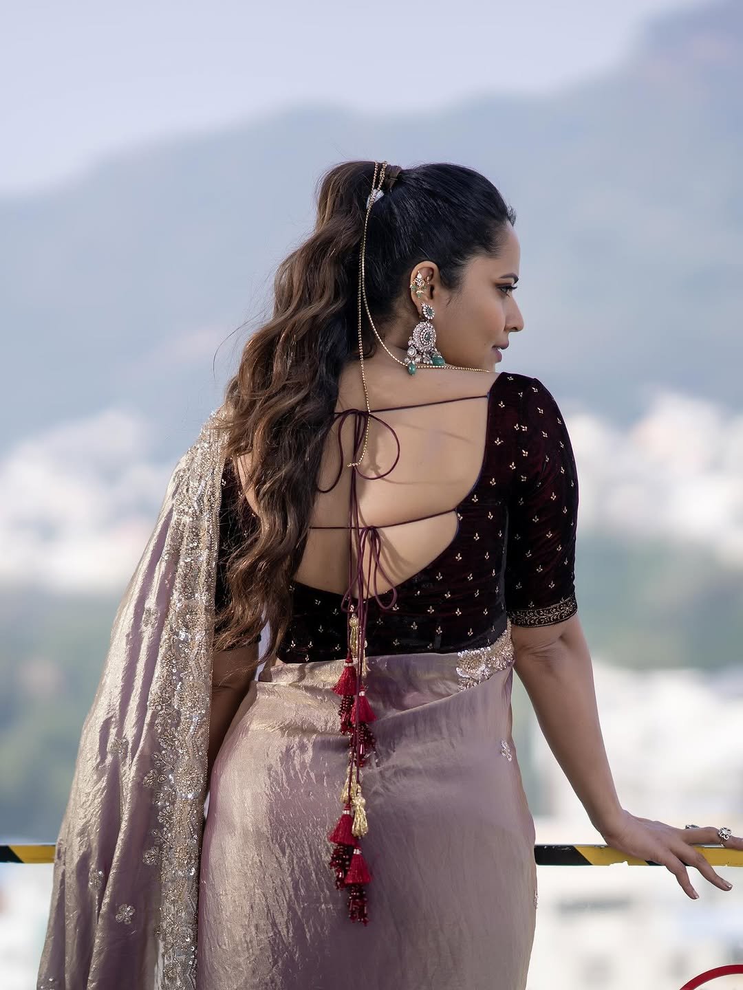 Anasuya Bharadwaj Brings Timeless Beauty in Traditional Attire (12)