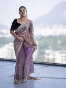 Anasuya Bharadwaj in green Gadwal saree with maroon border during traditional shoot