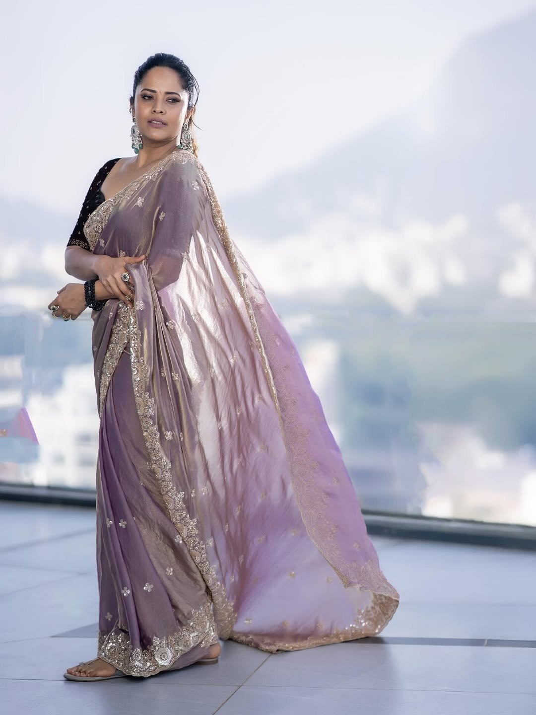 Anasuya Bharadwaj Brings Timeless Beauty in Traditional Attire (14)