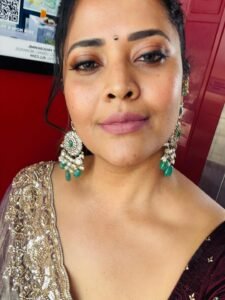 Anasuya Bharadwaj in green Gadwal saree with maroon border during traditional shoot