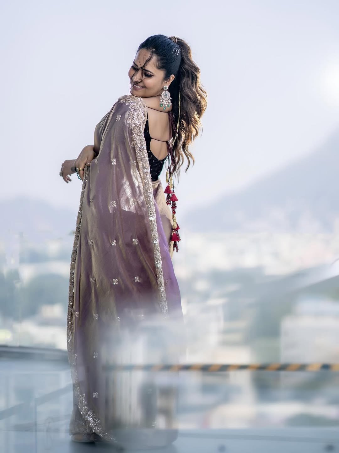 Anasuya Bharadwaj Brings Timeless Beauty in Traditional Attire (3)