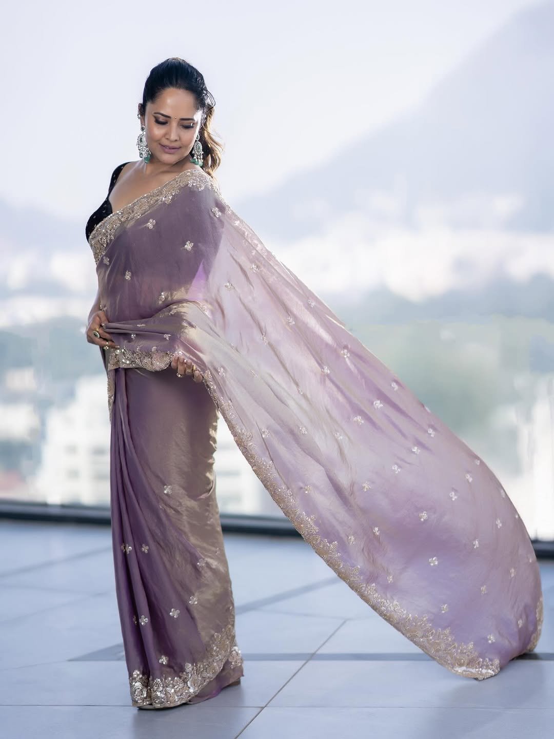 Anasuya Bharadwaj Brings Timeless Beauty in Traditional Attire (4)
